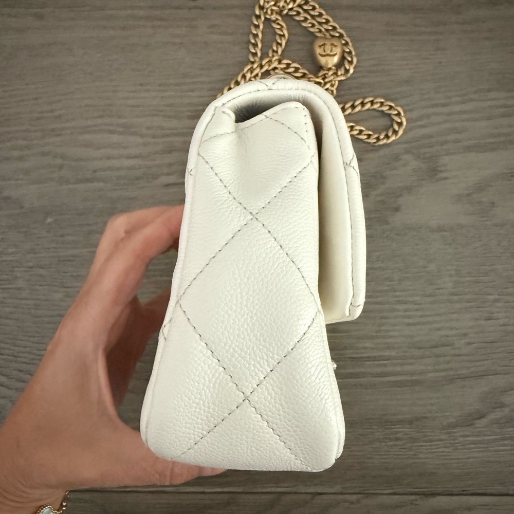 Chanel Cream Quilted Crossbody Bag with Gold Chain - Picture 3 of 5